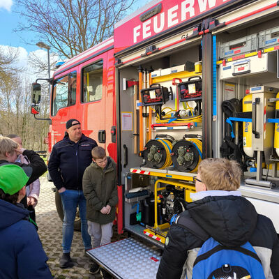 Bild vergrößern: 2025-03 Pestalozzischule Exkursion Feuerwehr (4)