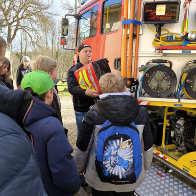 Bild vergrößern: 2025-03 Pestalozzischule Exkursion Feuerwehr (5)