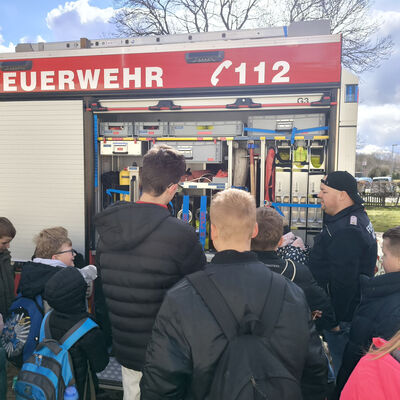 Bild vergrößern: 2025-03 Pestalozzischule Exkursion Feuerwehr (7)