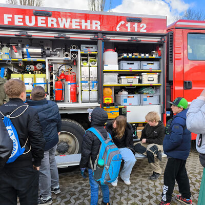 Bild vergrößern: 2025-03 Pestalozzischule Exkursion Feuerwehr (9)