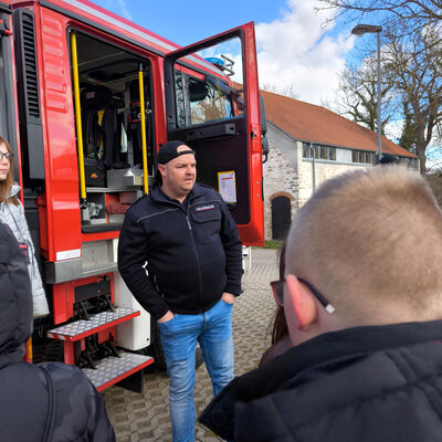 Bild vergrößern: 2025-03 Pestalozzischule Exkursion Feuerwehr (11)