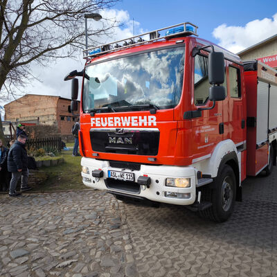 Bild vergrößern: 2025-03 Pestalozzischule Exkursion Feuerwehr (1)